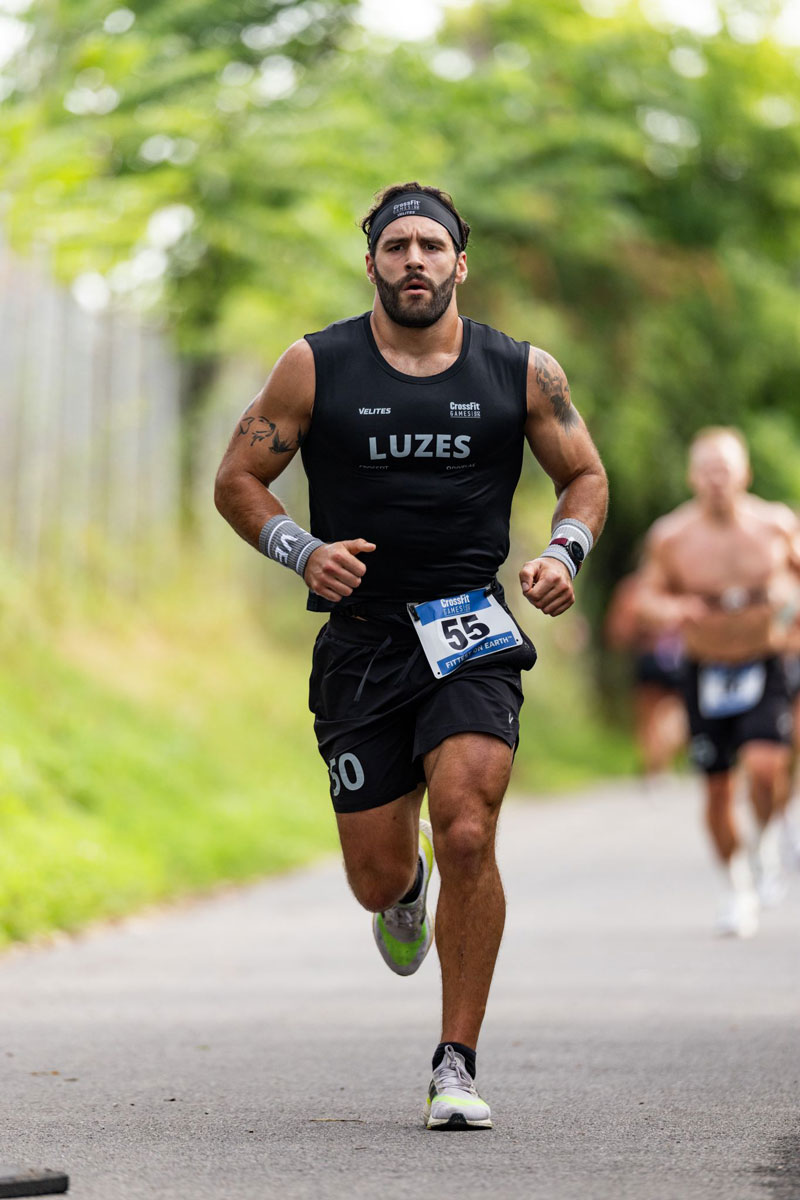 O treinador está a participar na maratona.